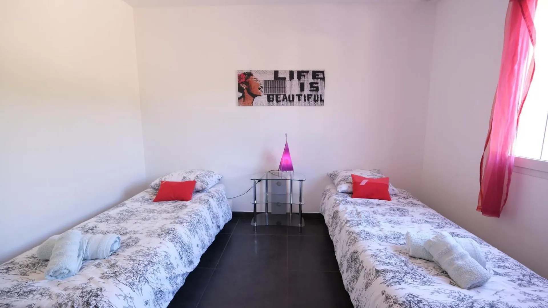 Very Pretty Contemporary Villa With Pool Located In Aureille In The Alpilles, Close To The Center On Foot. Sleeps 4. 0*,  França
