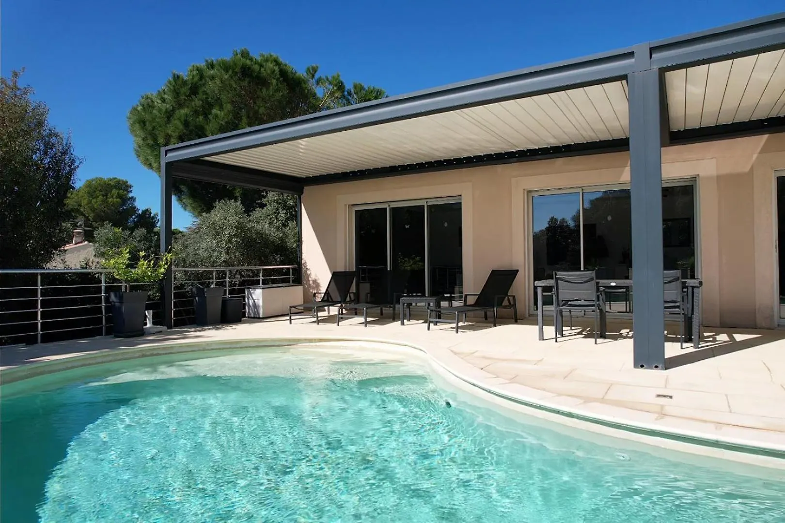 Very Pretty Contemporary Villa With Pool Located In Aureille In The Alpilles, Close To The Center On Foot. Sleeps 4. França