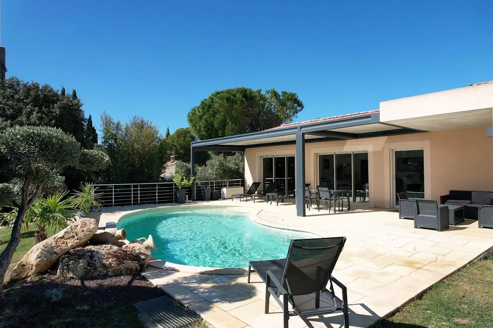 Very Pretty Contemporary Villa With Pool Located In Aureille In The Alpilles, Close To The Center On Foot. Sleeps 4.